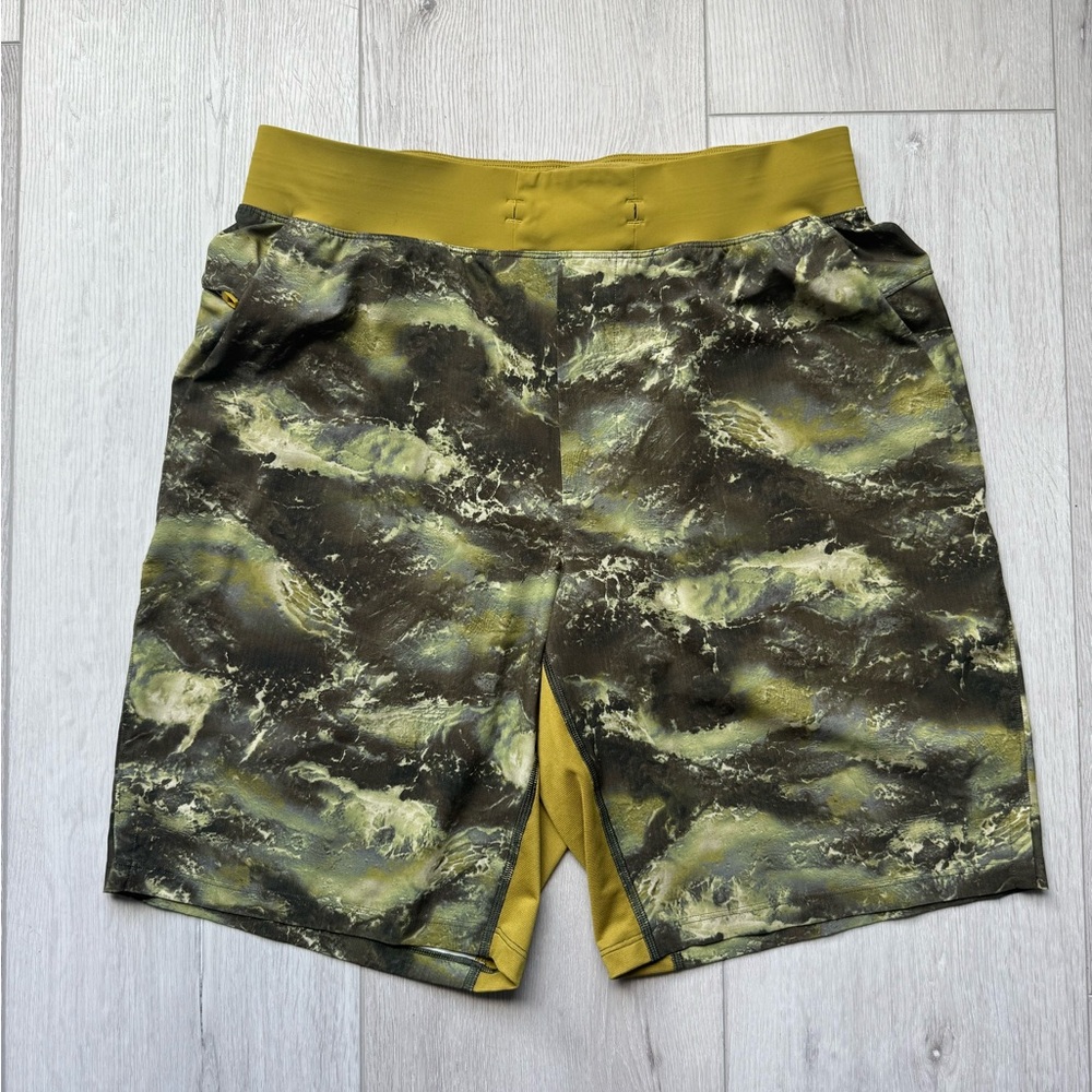 Lululemon T.H.E. Linerless Shorts 9" Mens Size L High Dive Auric Gold Multi